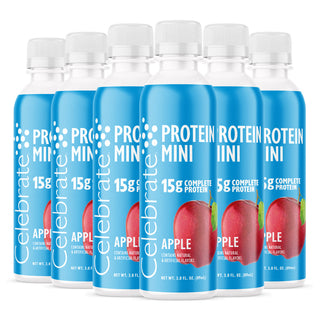 Più bottiglie di Celebrate Proteine Mini al gusto mela su sfondo bianco