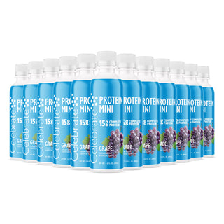 Più bottiglie di Celebrate Proteine Mini al gusto uva su sfondo bianco