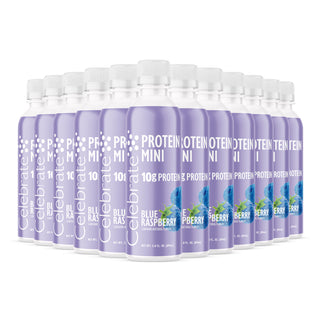 Più contenitori di Proteine Mini gusto lampone blu su sfondo bianco