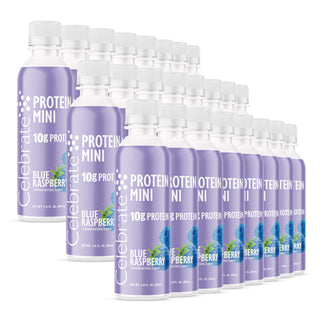Più bottiglie di Celebrate Proteine Mini al gusto lampone blu su sfondo bianco