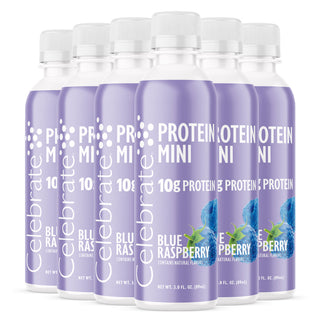 Più bottiglie di Proteine Mini gusto lampone blu su sfondo bianco